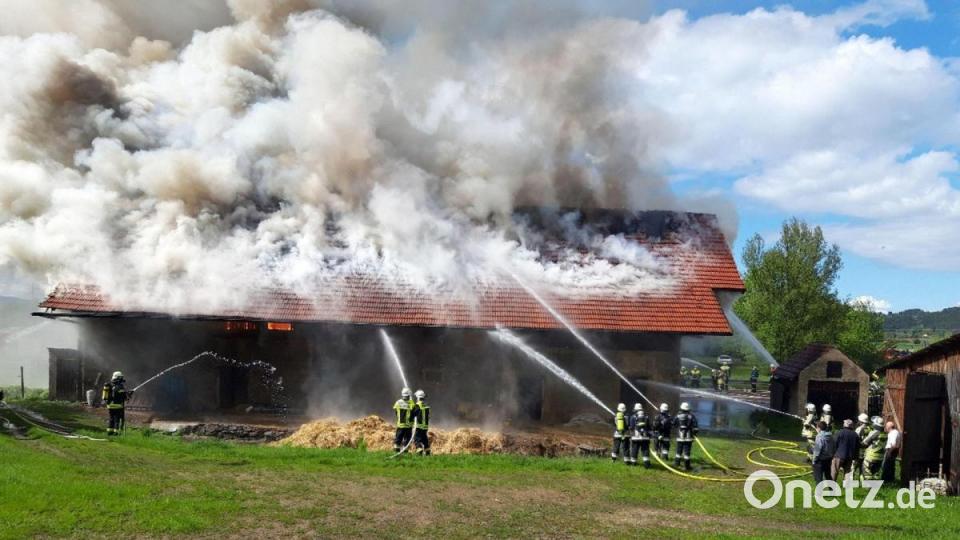 Nach einem Blitzschlag am Sonntag Nachmittag mussten mehrere Feuererwehren aus der Umgebung zur Brandbekämpfung nach Pretzabruck bei Schwarzenfeld eilen. Betroffen ist das Stall- und Vorratsgebäude eines Anwesens an der Staatsstraße, die durch den kleinen Ort führt. Bild: Manfred Bäumler