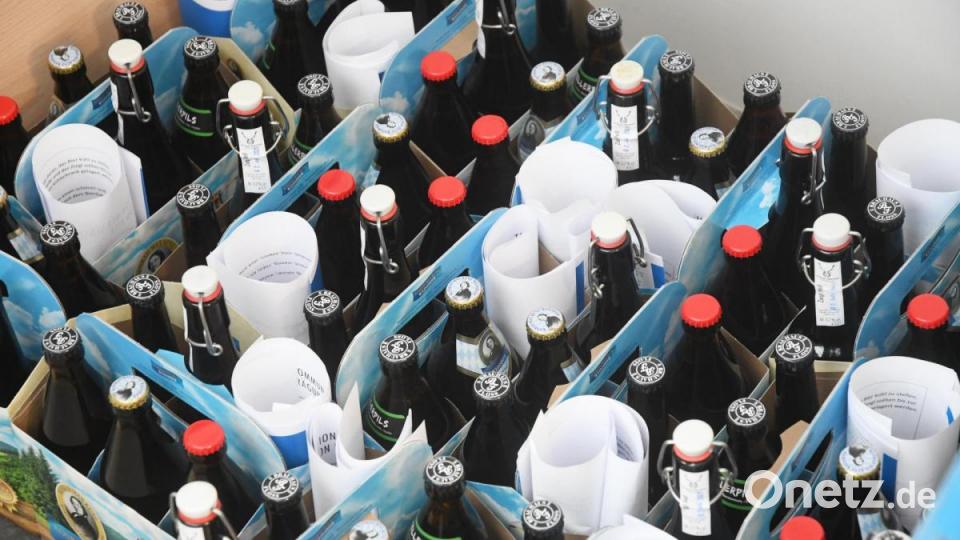 Fünf Biere von Klein- und Kleinstbrauereien aus der nördlichen Oberpfalz, Infomaterial und kleine süße Überraschungen enthielten die Tragerl für das Bier-Tasting. Bild: Gabi Schönberger