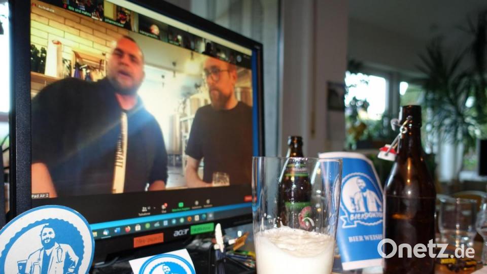 Felix Weinfurtner und Markus Eismann (von links) führten die Teilnehmer per Video-Chat durch die Zoiglwerkstatt in Wernberg. Bild: ui