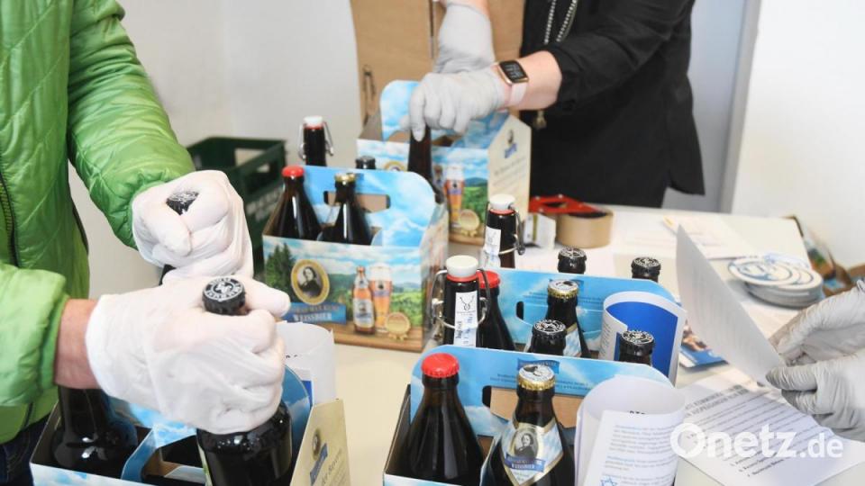 Handarbeit ist bei den meistern Bieren des Tastings nicht nur die Herstellung in der Brauerei sondern auch das Packen der Tragerl. Bild: Gabi Schönberger