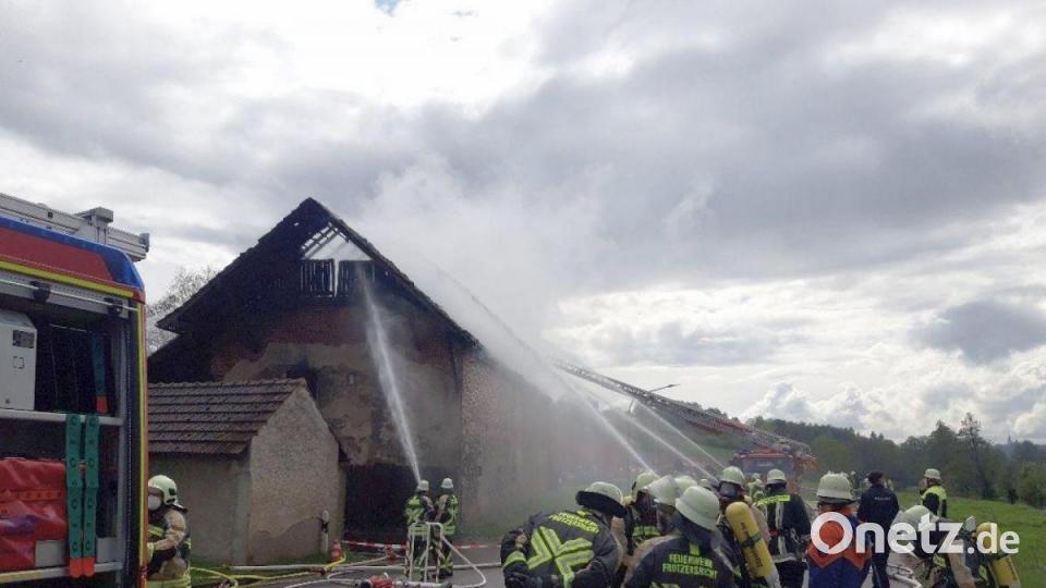 Brand in Pretzabruck: Binnen kürzester Zeit waren 175 Einsatzkräfte vor Ort und konnte aus der vorbeifließenden Schwarzach auf kurzer Strecke Löschwasser entnehmen. Bild: Manfred Bäumler