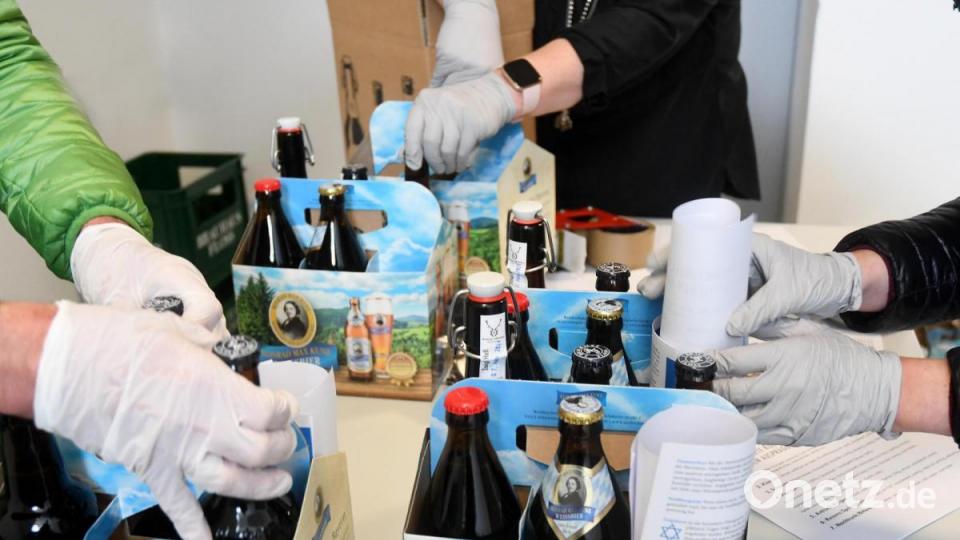 Mit fünf Biere waren die Tragerl für das Bier-Tasting gefüllt. Die Teilnehmer holten sie entweder selbst im Verlag ab oder bekamen sie zugeschickt. Eines ging sogar bis Hamburg. Bild: Gabi Schönberger