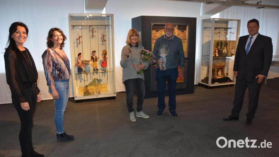 Seit Christi Himmelfahrt ist im Museum Mitterteich die Sonderausstellung „Vom großen Theater auf kleiner Bühne“ zu bestaunen. Bei der offiziellen Ausstellungseröffnung mit dabei waren (von links) das Museumsteam mit Marion Papsch und Nicole Schuller, das Sammlerehepaar Anita und Hartmut Naefe, sowie Bürgermeister Stefan Grillmeier. Bild: jr