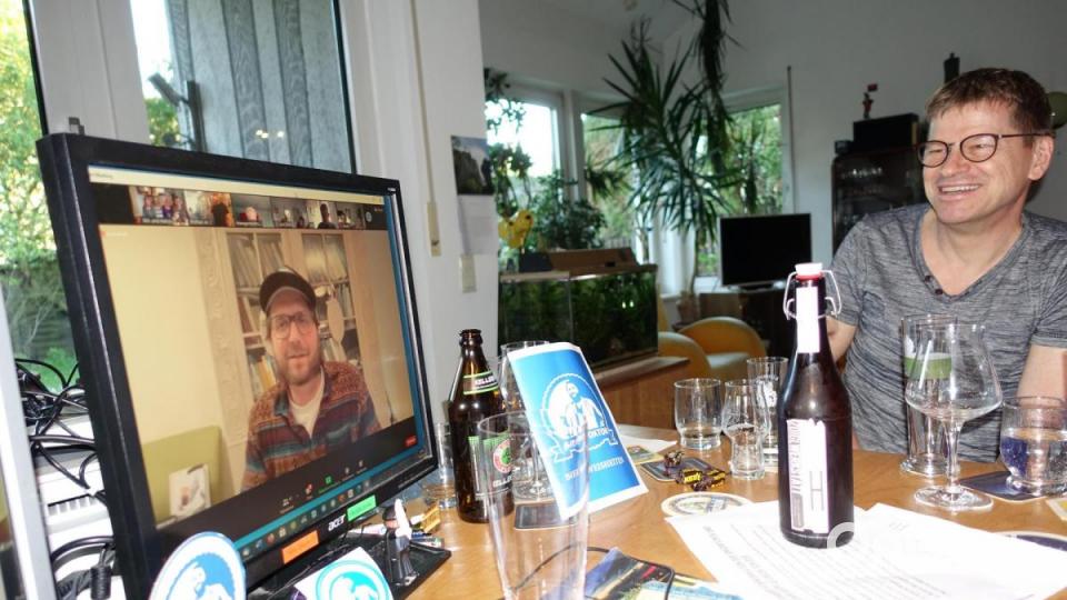 Beim Online-Bier-Tasting brachte Bierdoktor Johannes Sauer den Teilnehmern nicht nur Infos zu den vorgestellten Bieren nahe, sondern beantwortee auch Fragen im Live-Chat. Bild: ui