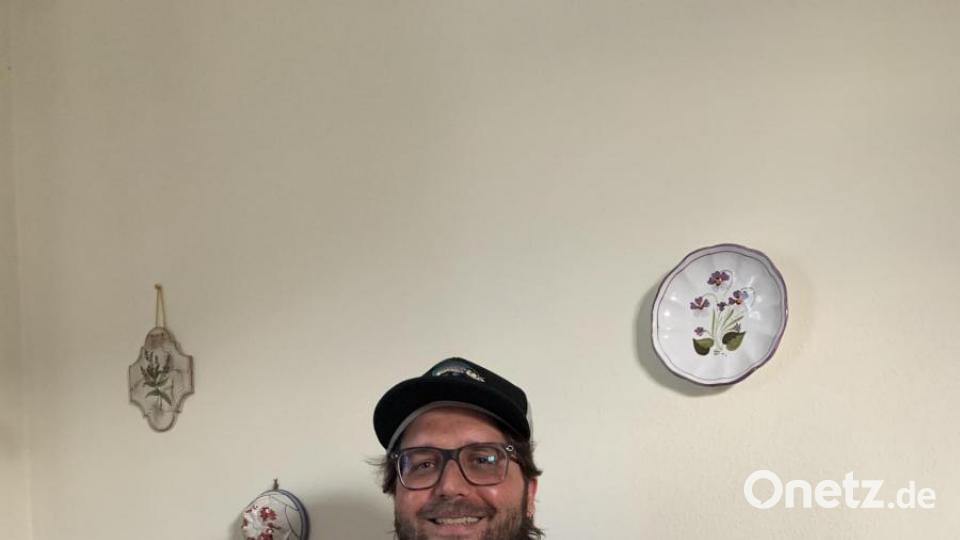 Bierdoktor Johannes Sauer hat sich Laptop, Gläser und Biere für die &quot;Lichtblicke&quot;-Verkostung bei seinen Eltern in Neustadt bereitgestellt. Bild: Johannes Sauer/exb