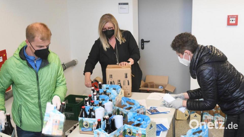 Thomas Reichl, Christine Rodler und Viola Vogelsang packen die 50 Tragerl für das Bier-Tasting zugunsten der Aktion &quot;Lichtblicke&quot; Bild: Gabi Schönberger
