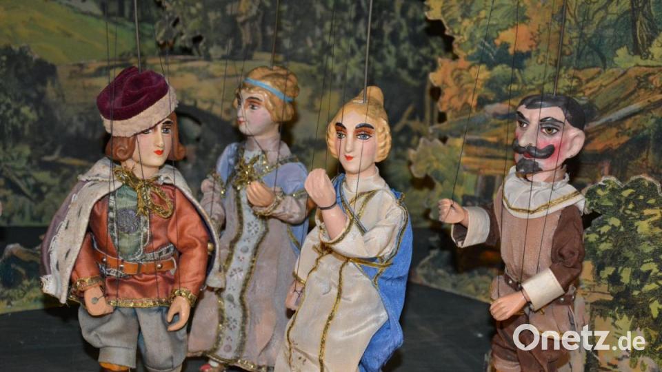 Eine Vielzahl an Marionetten in ihren bunten Kostümen ist in der Sonderausstellung im Museum Mitterteich zu bewundern. Bild: jr