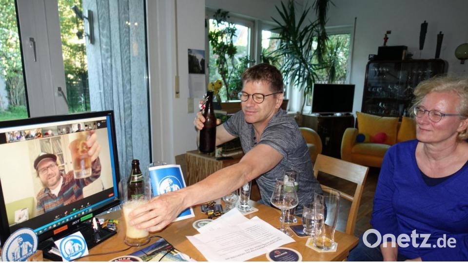 Beim Online-Bier-Tasting prostete Bierdoktor Johannes Sauer den Teilnehmern, die in der Oberpfalz und ganz Deutschland bis hinauf nach Hamburg alleine oder in Gruppen vor den PCs und Laptops saßen per Live-Chat zu. Bild: ui
