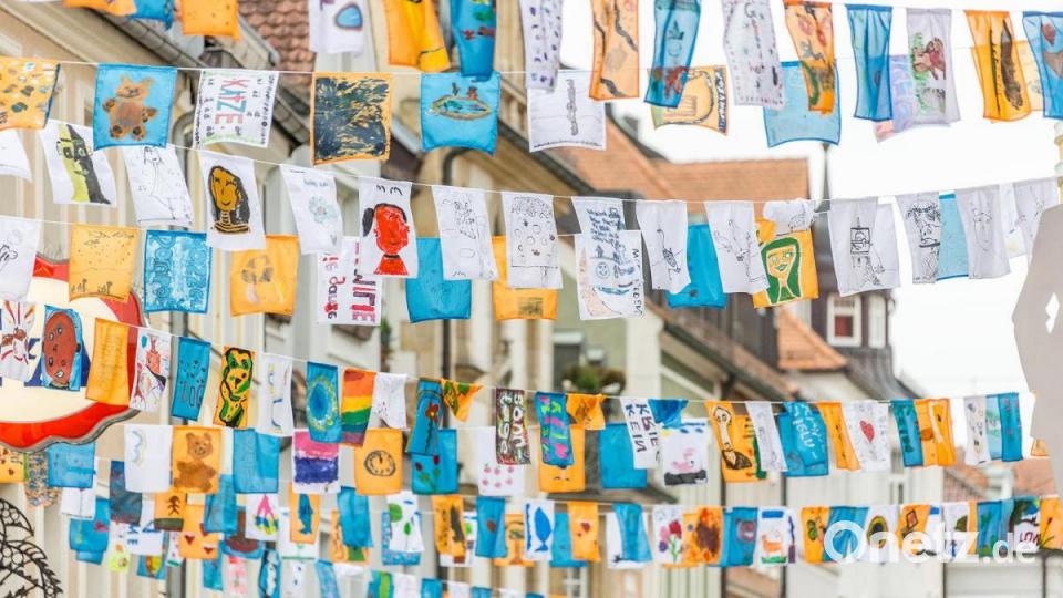 In der Fußgängerzone sind Wimpelketten angebracht. Bild: Marcus Rebmann