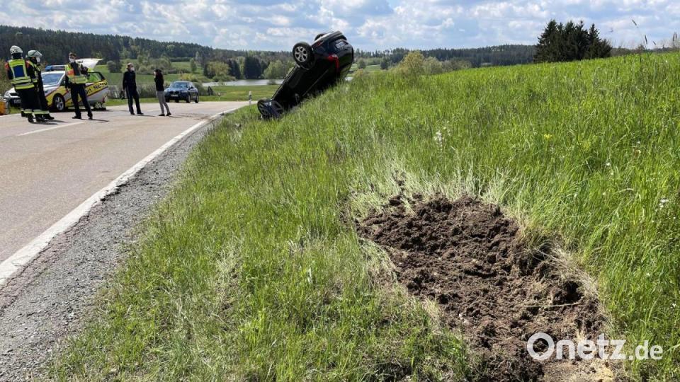Das Fahrzeug legte ein kurzes Stück im Straßengraben zurück und prallte gegen einen Wasserdurchlass. Bild: lei