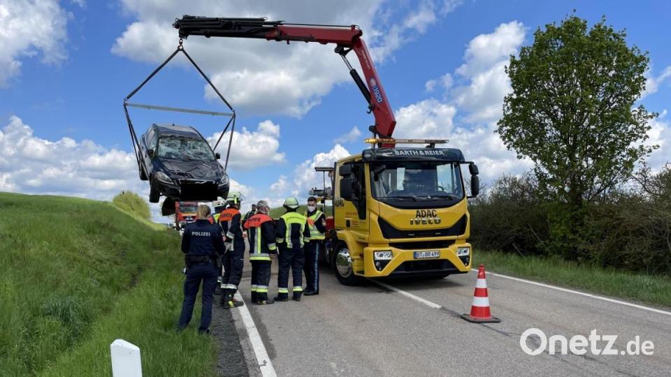 Verunfallter PKW nach Überschlag im Straßengraben1 Bild: lei
