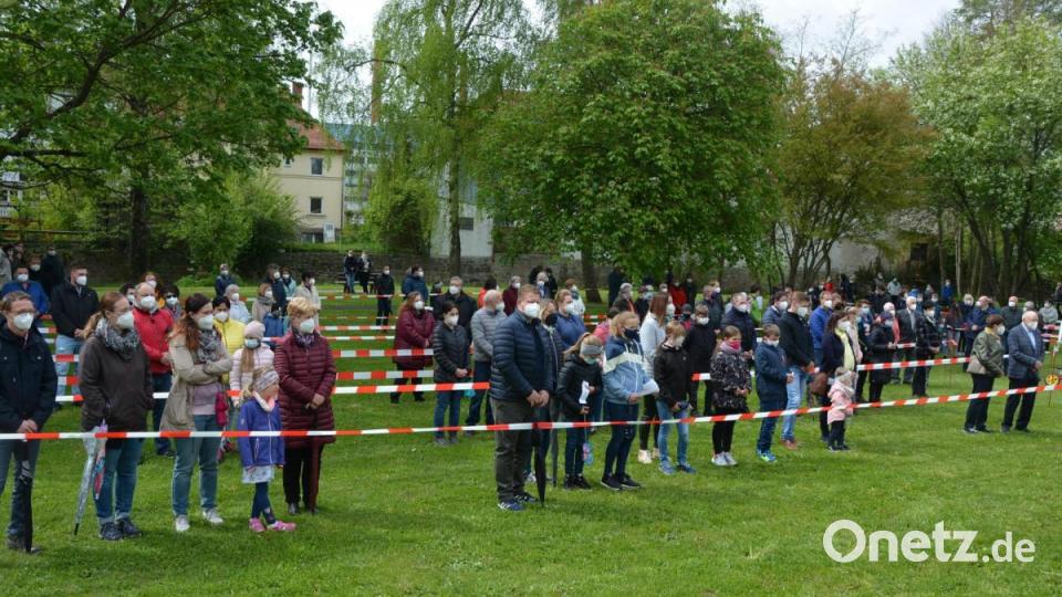 Rund 200 Gläubige kamen am Pfingstsonntagvormittag zum Gottesdienst in den Stadtpark. Mit Absperrbändern waren die einzelnen Reihen getrennt. Bild: jr