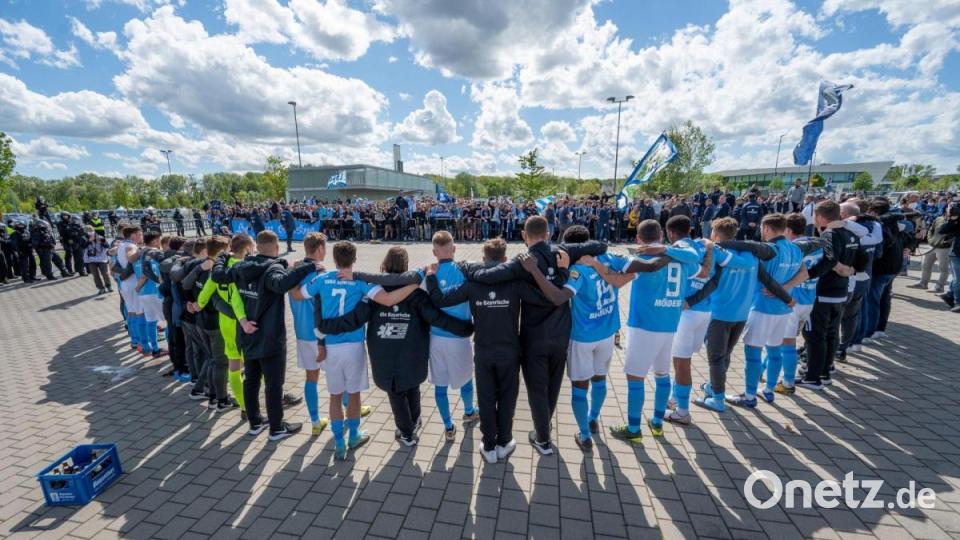 Die Spieler lassen sich feiern. Bild: Armin Weigel/dpa