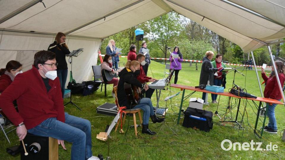 Die Gruppe „Omnis“ umrahmte den Familiengottesdienst am Pfingstsonntag im Stadtpark Wiendlwiese. Bild: jr