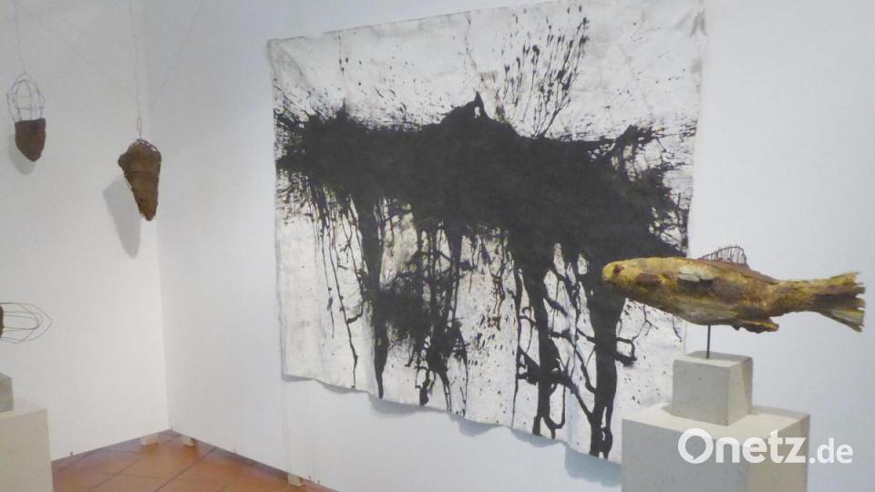 Großes Wandbild &quot;Vakuum forte&quot; in Acryl auf Rohleinen von Martina Leithenmayr mit den gerosteten Kleinplastiken &quot;Fisch&quot; und &quot;Cocon I und II&quot; Bild: fsb