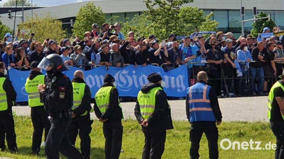 Die Fans feiern in Ingolstadt die 1860-Spieler. Bild: mr