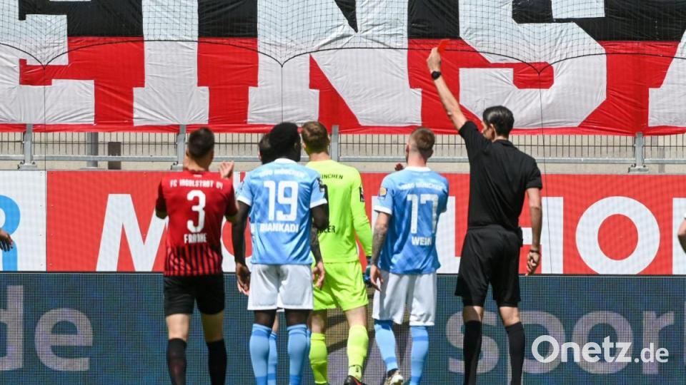 Marco Hiller (gelbes Trikot) sieht die Rote Karte. Bild: Armin Weigel/dpa