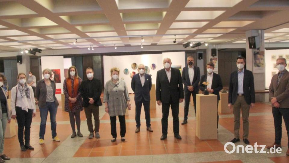 Die geladenen Gäste zur Eröffnung der Ausstellung mit Vorsitzender Irene Fritz (3. von links) Bild: fsb