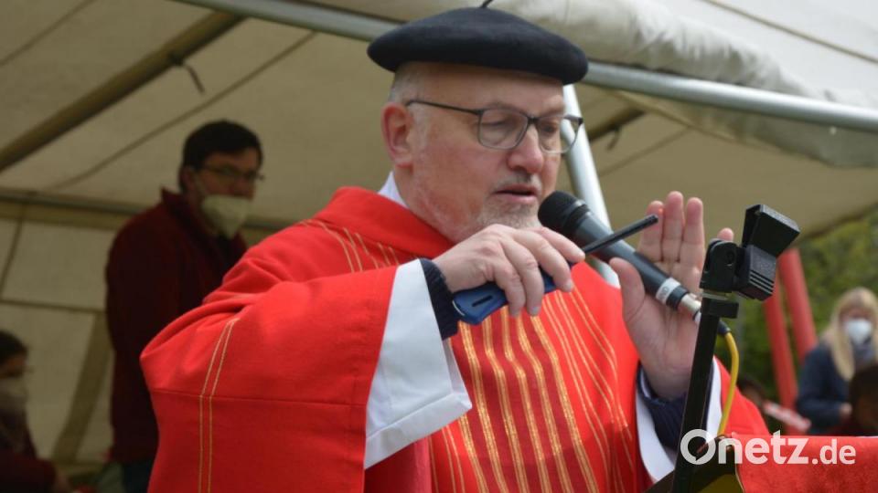Stadtpfarrer Anton Witt hantierte zu Beginn seiner Predigt mit einem Gasfeuerzeug. Er rief dazu auf, die Ventile des Lebens zu öffnen, &quot;damit der Heilige Geist hereinfließt&quot;. Bild: jr