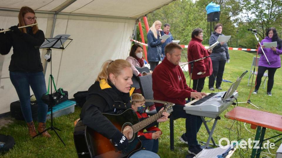 Die Gruppe „Omnis“ umrahmte den Familiengottesdienst am Pfingstsonntag im Stadtpark Wiendlwiese. Bild: jr