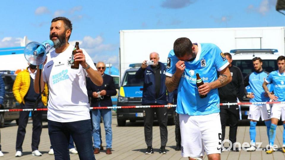 Michael Köllner (links) feuert die Fans an. Sascha Mölders daneben ist noch frustriert. Bild: Ulrich Wagner