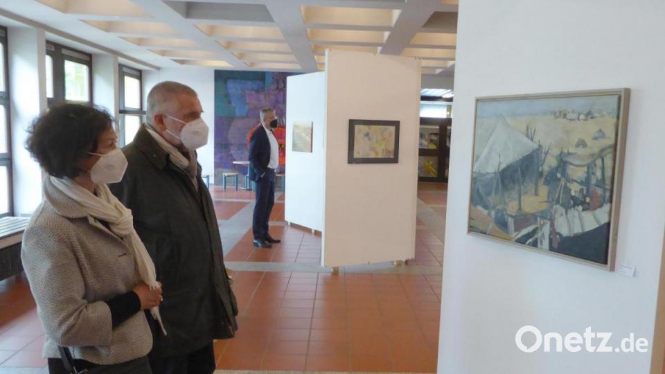 Besucher und Künstler betrachte die Kunstwerken der Ausstellung 2021. Bild: fsb