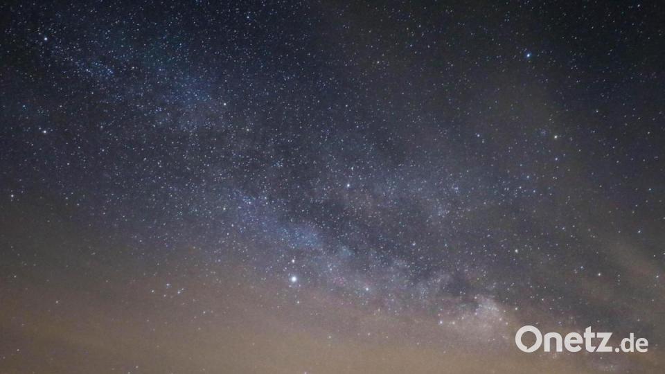 Die Muglhof-Kapelle unterm Sternenhimmel. &quot;Das war meine erste Milchstraßen-Nacht 2021&quot;, schreibt Lena Held zum Bild. Bild: Lena Held
