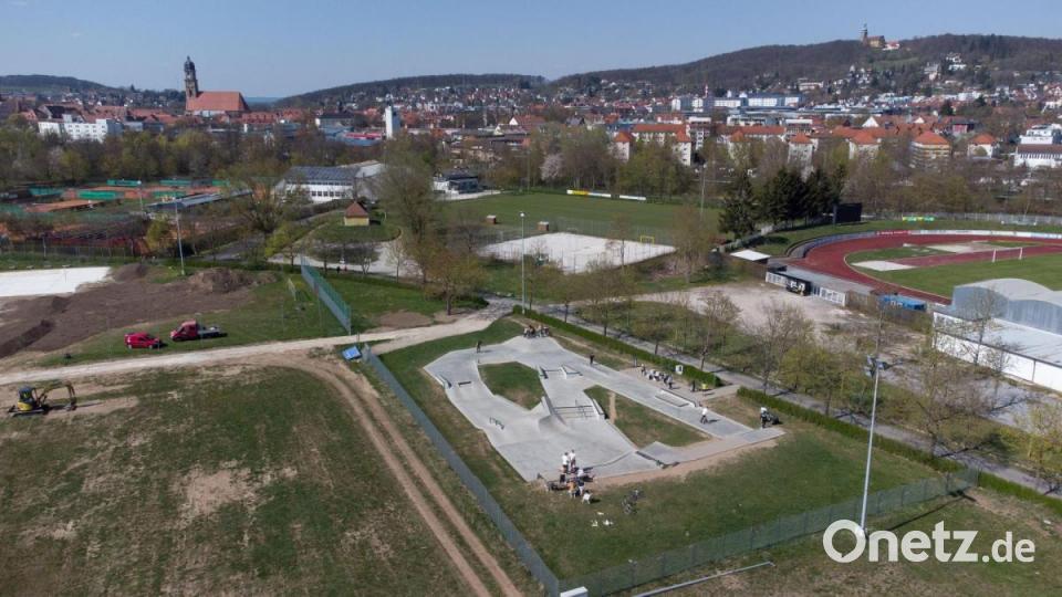 Das „Herz des Sportparks“. Blick über den Skaterpark. Im Hintergrund die zukünftige Trendsportanlage (Mitte), die Toilettenanlage (rechts) und das Beach-Handball-Feld (links). Bild: Stadt Amberg, Simon Wiesner/exb