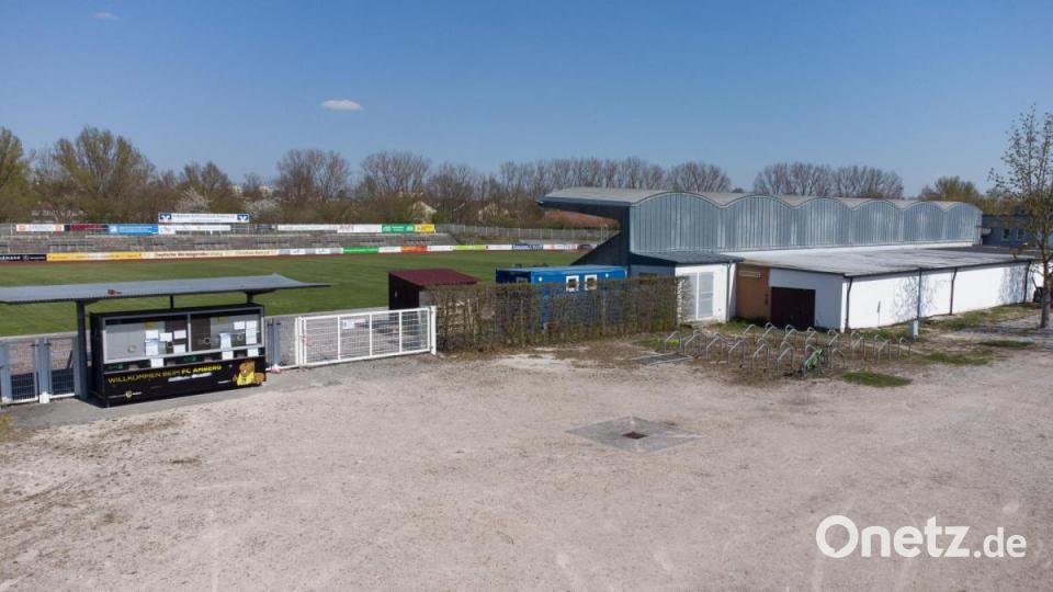 Neben dem Stadioneingang wird eine Toilettenanlage errichtet. Bild: Stadt Amberg, Simon Wiesner/exb