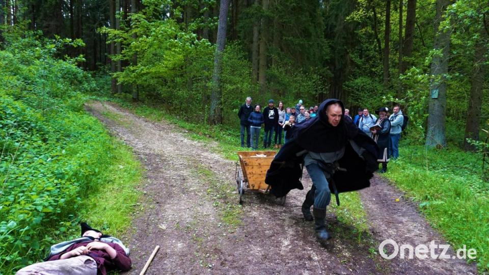 Das gibt es im Wald bei Ebermannsdorf nicht jeden Tag zu sehen – einen Räuber, der den Salz-Boten niedersticht Bild: wec