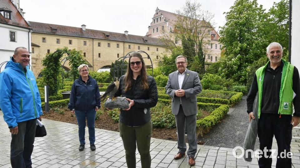 Im Rosengarten des Landratsamtes übergab Anita Vieracker (Mitte) den präparierten Wanderfalken an Ambergs Bürgermeister Martin Preuß (Zweiter von rechts) im Beisein von (von links) Florian Haas (Untere Naturschutzbehörde), Elisabeth Keck (Umweltamt) und Rudolf Leitl (Landschaftspflegeverband Amberg-Sulzbach). Bild: Petra Hartl