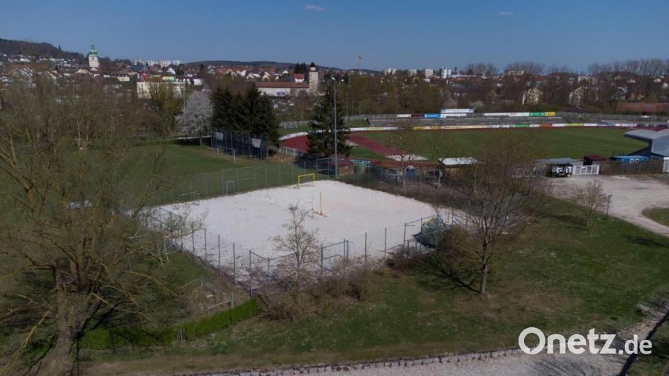 Auf dem ehemaligen Tennisplätzen des ESV Amberg an der Fürstenquelle entsteht eine Trendsportanlage mit Calisthenics-Station und Boulderanlage. Neben dem Stadioneingang (rechts) wird eine Toilettenanlage errichtet. Bild: Stadt Amberg, Simon Wiesner/exb