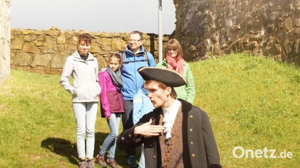 Pfleger „Johann Klement Ehrnlechner“ berichtete von den Sorgen und Nöten des Pflegamts Familien durften bei der Zeitreise ohne Abstand beieinander stehen. Bild: wel