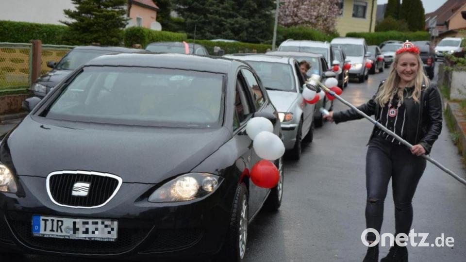 Fast 40 Autos waren an der Überraschungs-Aktion für Amelie Plommer beteiligt. Per Stange verteilte das Geburtstagskind zum Dank kleine Aufmerksamkeiten. Bild: jr