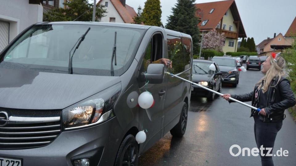 Fast 40 Autos waren an der Überraschungs-Aktion für Geburtstagskind Amelie Plommer beteiligt. Per Stange verteilte sie zum Dank kleine Aufmerksamkeiten. Bild: jr