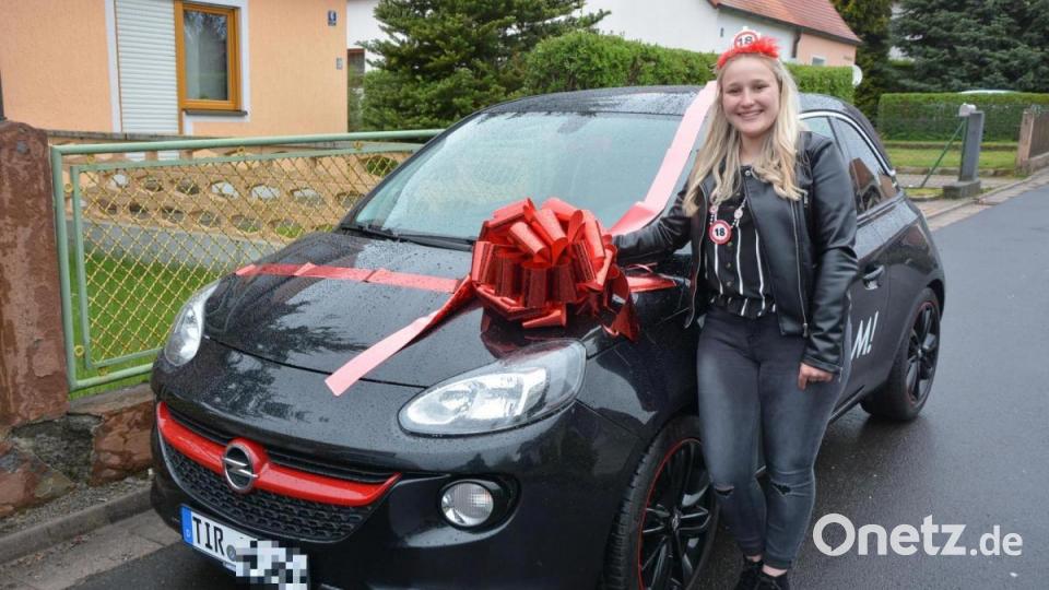 Als Geschenk ihrer Familie zum 18. Geburtstag erhielt Amelie Plommer einen gebrauchten Opel Adam - versehen mit großer Schleife. Bild: jr