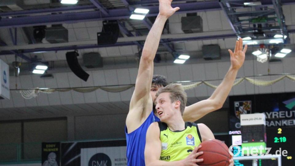 Bundesligahärte: Nico Wenzl im Zweikampf. Bild: medi Bayreuth