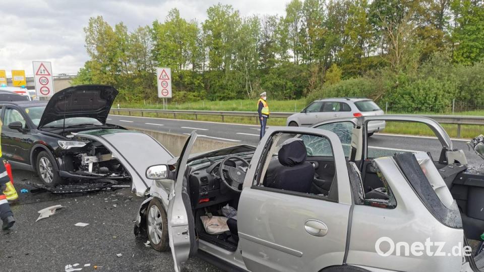 An dem Unfall auf der B85 bei Cham waren fünf Autos beteiligt. Bild: Kreisbrandinspektion Cham/exb