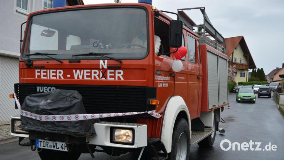 Fast 40 Autos waren an der Überraschungs-Aktion für Geburtstagskind Amelie Plommer beteiligt. An der Spitze fuhr „Feier-Werner“, ein ausgedientes Feuerwehrfahrzeug. Bild: jr