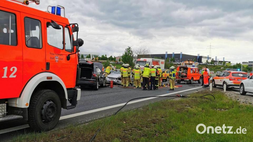 Ein Großaufgebot von Feuerhehr und THW eilte zum Unfallort. Bild: Kreisbrandinspektion Cham/exb