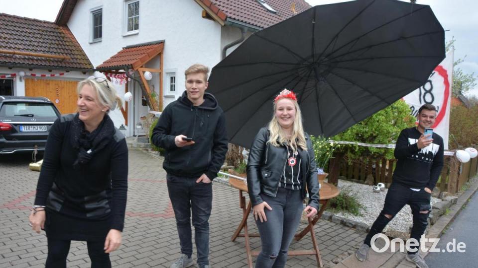 Strahlend nahm Amelie Plommer die vielen Glückwünsche zum 18. Geburtstag entgegen. Über die vielen Teilnehmer der Aktion freuten sich auch ihre Mutter Michaela, Bruder Julian und ihr Freund Patrick (rechts). Bild: jr
