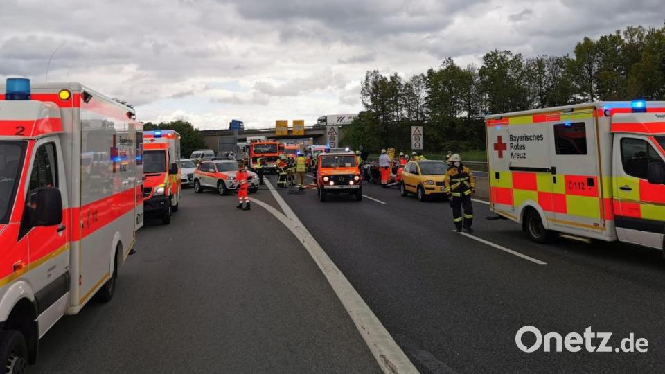 Ein Großaufgebot von Feuerhehr und THW eilte zum Unfallort. Bild: Kreisbrandinspektion Cham/exb