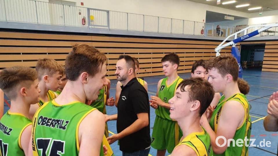 Gabi Ionescu und seine Spieler freuen sich über das Weiterkommen in die Endrunde um die JBBL-Qualifikation. Bild: Katrin Deinlein/exb