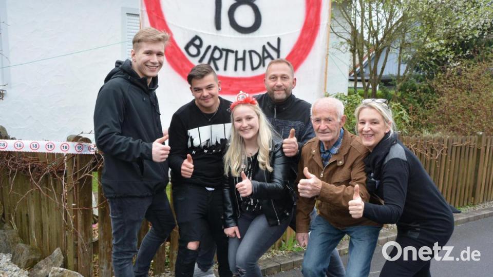 Die Überraschung ist gelungen - mit Amelie Plommer freuten sich (von links) Bruder Julian, Freund Patrick, Vater Jürgen, Opa Werner Schulz und Mutter Michaela. Bild: jr