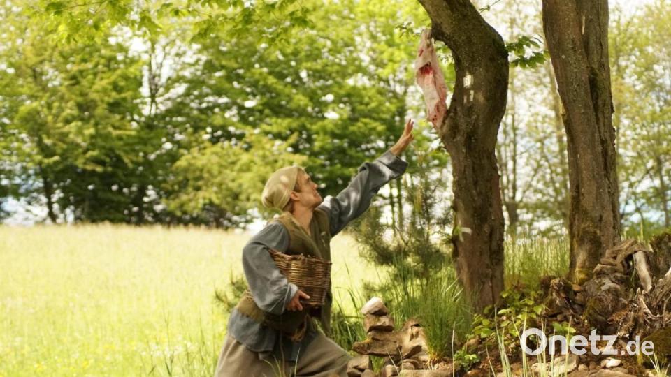 In einer dramatischen Szene wurde die Geschichte eines Mannes erzählt, der unschuldig am Schwanz eines Pferdes um die Burg geschleift wurde. Bild: wel