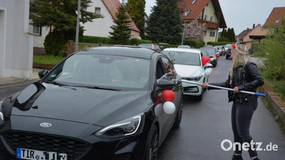 Fast 40 Autos waren an der Überraschungs-Aktion für Geburtstagskind Amelie Plommer beteiligt. Per Stange verteilte sie zum Dank kleine Aufmerksamkeiten. Bild: jr