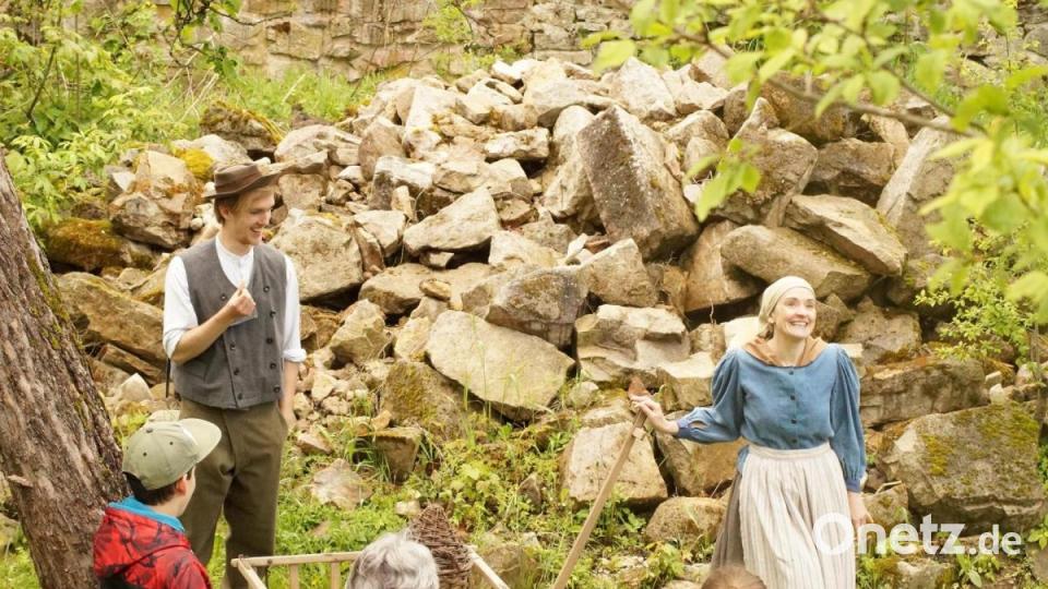 In der Schlusszene mit einem Bauernpärchen ging es im lockeren Geplänkel um die Verwendung der Steine der Burg zum Bau von Wohnhäusern. Bild: wel