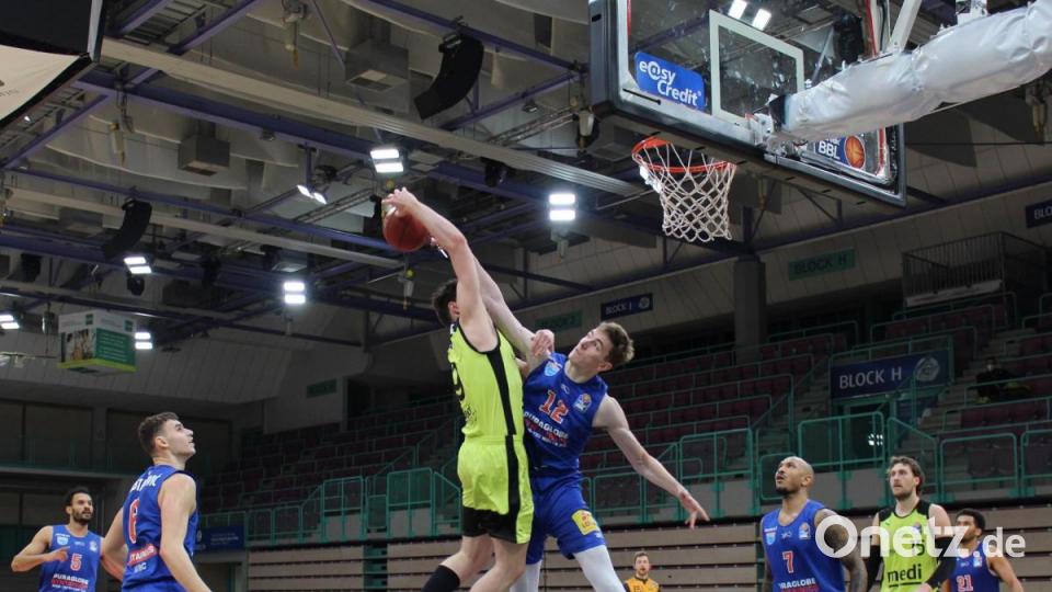Kay Bruhnke (am Ball) ist auch in der Bundeliga auf dem Weg zum Korb nur schwer zu stoppen. Bild: medi Bayreuth