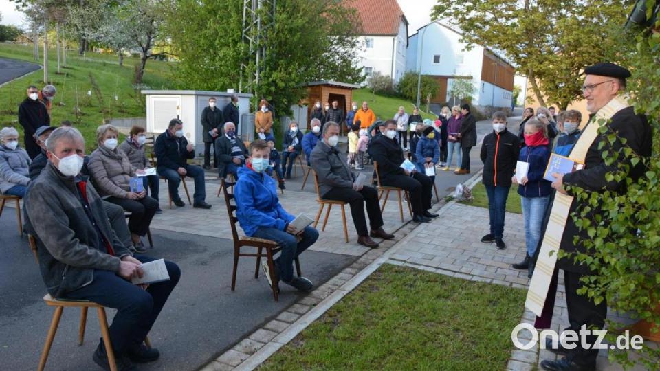 Im Anschluss an die Maiandacht in der Dorfmitte erhielten die sanierte Dorfglocke und der neu gestaltete Dorfmittelpunkt in Pechofen den kirchlichen Segen durch Stadtpfarrer Anton Witt Bild: jr
