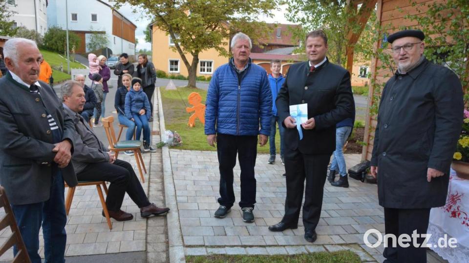Die Verantwortlichen in Pechofen auf einen Blick, mit (stehend von links) Ludwig Männer senior, Ortssprecher Herbert Böhm, Bürgermeister Stefan Grillmeier und Stadtpfarrer Anton Witt. Bild: jr